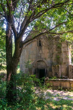 Ermenistan, Dilijan 'daki Jukhtakvank Manastırı. Dilijan, Ermenistan 'da yürüyüş yolunda antik bir Ermeni Manastırı