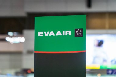 Taipei, Tayvan - 02.28.2019: Taipei Taoyuan Uluslararası Havalimanı 'nda Eva Air kontrol gişesi tabelası. Eva Air, Taoyuan Uluslararası Havalimanı merkezli dünyanın en büyük havayolu şirketlerinden biridir.