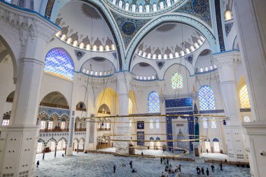 İstanbul, Türkiye - Şubat 2023: Türkiye 'nin İstanbul, Türkiye' deki en büyük camii olan Camlica Camii 'nin tavan süslemesi 7 Mart 2019' da tamamlandı ve açıldı..
