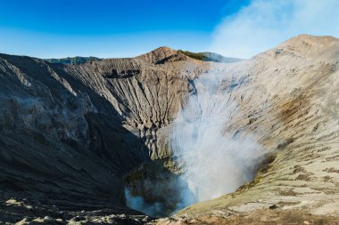 Bromo Dağı volkan krateri, muhteşem dağ manzarası. Bromo, Bromo Tengger Semeru Ulusal Parkı, Doğu Java, Endonezya