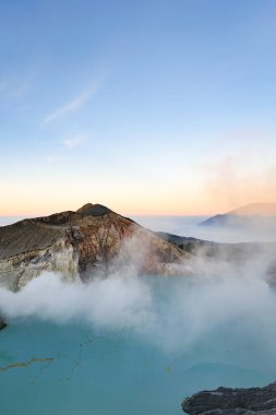 Doğu Java, Endonezya 'da Banyuwangi yakınlarında bulunan bir volkan ve sülfür madeni. Ijen Krateri, Endonezya 'nın Java adasında turistler için ünlü bir turistik merkezdir..