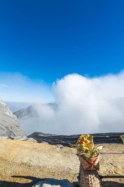 Doğu Java, Endonezya 'daki Ijen volkanında sülfürik kayalar. Cilalanmamış sülfür mineral kayaların fotoğrafı.