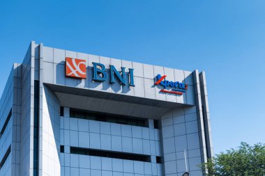 Surabaya, Endonezya - 07.15.2023: BNI, Negara Endonezya Bankası, logolu bina. Bank Negara Endonezya, Endonezya 'nın devlet bankası.