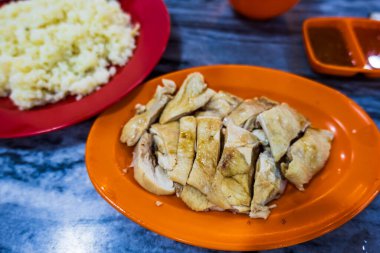 Hawker Stadyumu 'nda haşlanmış tavuk pirinci, Singapur' da ünlü bir yemek.