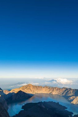 Rinjani Dağı krateri ve göl manzarası güneş doğarken, Lombok, Endonezya. Rinjani, Endonezya 'daki en yüksek ikinci aktif volkandır.