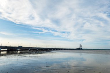 Surabaya, Endonezya 'daki Suramadu Köprüsü manzarası. Surabaya ve Madura Adası 'nı birbirine bağlayan Endonezya' nın en uzun köprüsü.