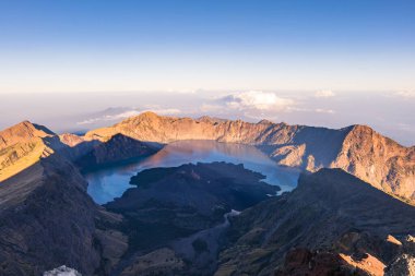 Rinjani Dağı krateri ve göl manzarası güneş doğarken, Lombok, Endonezya. Rinjani, Endonezya 'daki en yüksek ikinci aktif volkandır.