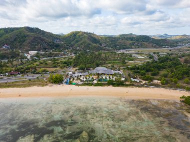 Lombok, Endonezya, Plaj Okyanusu insansız hava aracı manzarası Kuta Mandalika plaj bölgesinde. Lombok, Endonezya 'nın Batı Nusa Tenggara ilinde bir adadır..