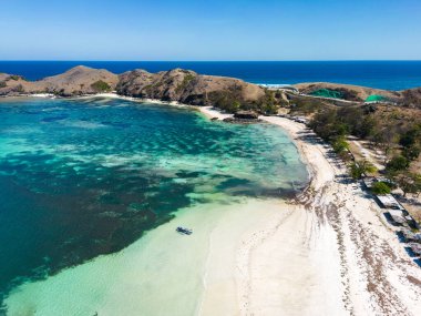 Lombok, Endonezya, Sahil Okyanusu insansız hava aracı Tanjung Ann plaj bölgesinde manzarası. Lombok, Endonezya 'nın Batı Nusa Tenggara ilinde bir adadır..