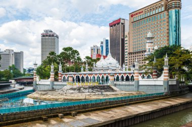 Kuala Lumpur, Malezya - 12.03.2022: Kuala Lumpur, Malezya 'nın başkenti Kuala Lumpur' daki Klang Nehri kıyısındaki Yaşam Nehri 'ndeki Mescidi Jamek camii..