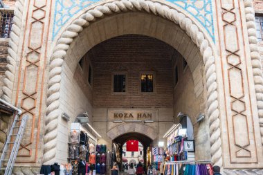 Bursa, Türkiye - 11,10.2021: Bursa, Türkiye 'de tarihi bir kervan olan Koza Han mimarisi.