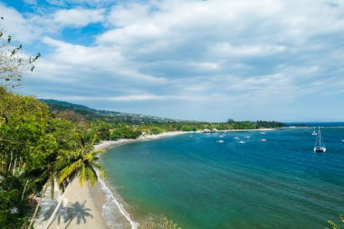 Senggigi sahilinin güzel manzarası, Lombok adası, kristal mavi suları ve Endonezya 'nın manzaralı seyahat plajı.. 