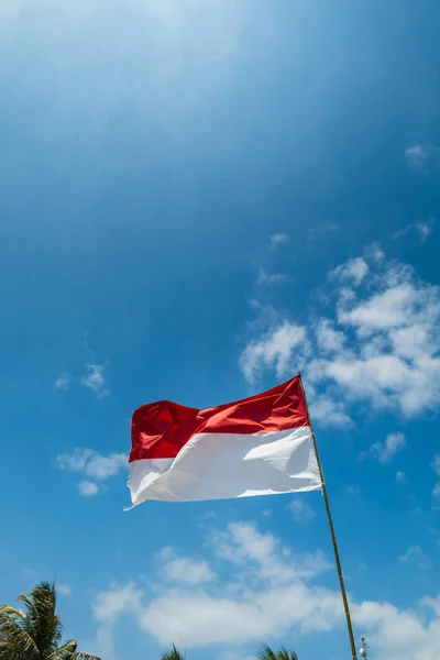 Bandera Indonesia Ondeando Con Viento Sobre Fondo Azul Del Cielo —  Fotos de Stock