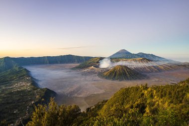 Güneş doğarken Bromo Dağı 'nın muhteşem manzarası. Bromo, Bromo Tengger Semeru Ulusal Parkı, Doğu Java, Endonezya