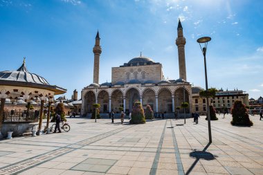 Konya, Türkiye - 09.24.2021: Selimiye Camii ile Konya şehir meydanı. Konya, Mevlana tarikatının mezarı üzerine odaklanmış Sufiler için bir hac yeri, Rumi. Yüksek kalite fotoğraf