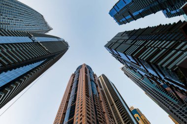 Dubai, BAE - 10.28.2022: Dubai Marina bölgesinde Dubai gökdelenleri, Birleşik Arap Emirlikleri. Gökdelen manzaralı Dubai şehir manzarası 