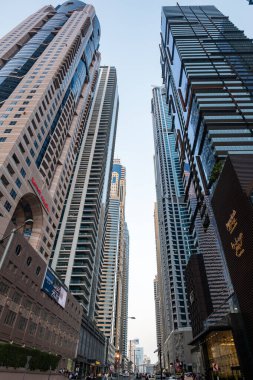 Dubai, BAE - 10.28.2022: Dubai Marina bölgesinde Dubai gökdelenleri, Birleşik Arap Emirlikleri. Gökdelen manzaralı Dubai şehir manzarası 