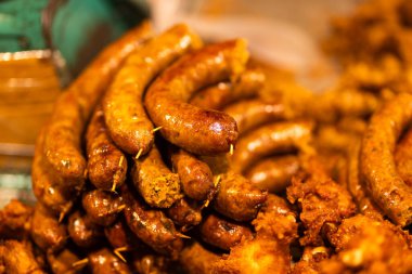 Tayland sosisi Chiang Mail, Tayland 'daki gece pazarında ızgarada kızartılıyor. 