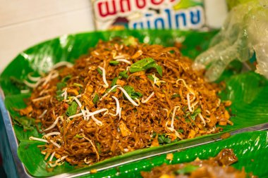 Tayland yemeği, Tayland eriştesi, Chiang Mail, Tayland 'da gece pazarında. 