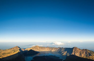 Rinjani Dağı krateri ve göl manzarası güneş doğarken, Lombok, Endonezya. Rinjani, Endonezya 'daki en yüksek ikinci aktif volkandır.