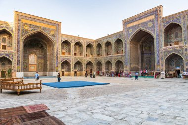 Semerkant, Özbekistan - 09.20.2019: Özbekistan 'ın antik Semerkant kentindeki Registan Meydanı iç görünümü. Orta Asya 'daki ipek yolda İslami mimari