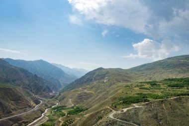 İran 'daki Alamut Vadisi dağ manzarası. İran 'ın kuzeyindeki manzara 