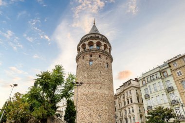  Galata Kulesi, İstanbul, günbatımı gökyüzü. İstanbul, Türkiye 'deki en ikonik binalardan biri