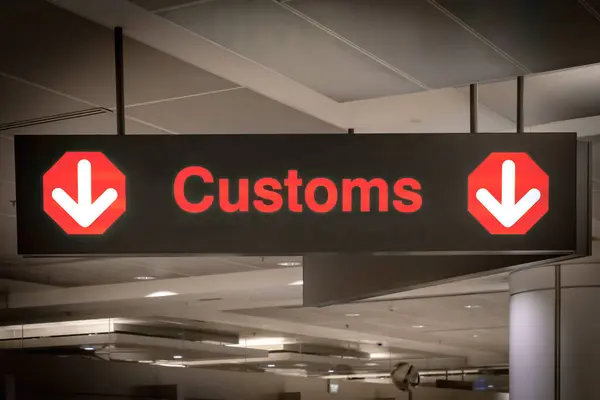 Señal Aduana Aeropuerto Flecha Dirección Rojo Iluminado Viajes Turismo Concepto Fotos de stock libres de derechos