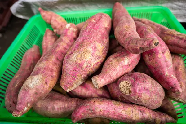 Japon tatlı patatesi, mor tatlı patates, pazarda.