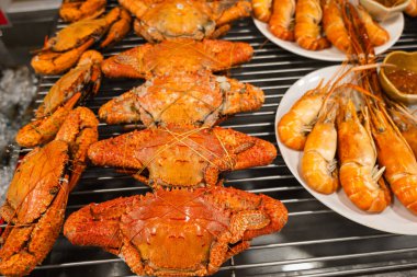 Tayland 'daki deniz ürünleri lokantasında yengeçler sergileniyor, haşlanmış yengeçler.
