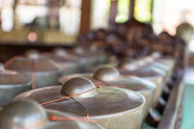 Gamelan. Endonezya müzik aleti, seçici odaklı yakın plan. Müzikoloji, etnomüzikoloji konsepti imajı