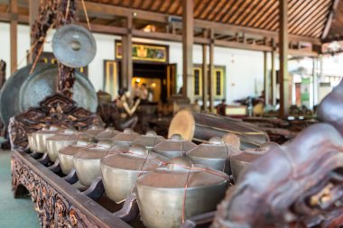 Gamelan. Endonezya müzik aleti, seçici odaklı yakın plan. Müzikoloji, etnomüzikoloji konsepti imajı