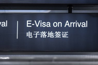 Havaalanında turistler için elektronik vize konsepti. Vize belgesi İngilizce ve Çince havaalanında.