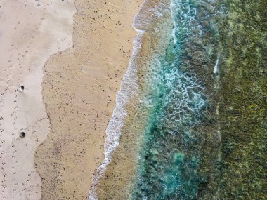 Lombok, Endonezya, Sahil Okyanusu insansız hava aracı Tanjung Ann plaj bölgesinde manzarası. Lombok, Endonezya 'nın Batı Nusa Tenggara ilinde bir adadır..