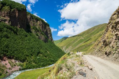Georgia, Kafkasya 'da yaz yürüyüşü. Kazbegi, Truso Gorge bölgesindeki popüler dağ yürüyüşü alanları.