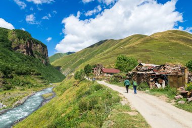 Georgia, Kafkasya 'da yaz yürüyüşü. Kazbegi, Truso Gorge bölgesindeki popüler dağ yürüyüşü alanları.