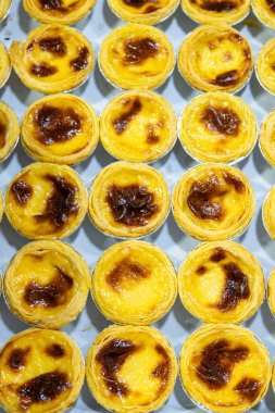 Sergilenen yumurtalı tart tatlısı, popüler porto tatlıları.