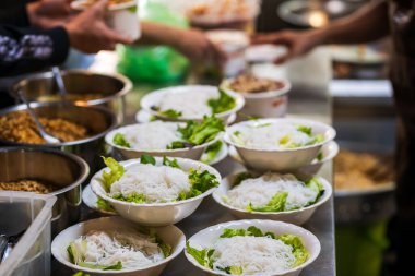 Bum Bo Nam Bo, sokak yemekhanesinde geleneksel bir Vietnam erişte tabağı. Vietnam 'da popüler bir etli şehriye.