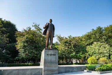Hanoi, Vietnam - 12.21.2023: Hanoi 'de Lenin Parkı ve Vietnam' da Vladimir Lenin heykeli