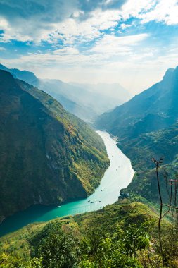 Vietnam 'da popüler bir turizm merkezi olan Ha Giang' daki dağların arasında Nho Que nehri ile birlikte Ha Giang manzarası.