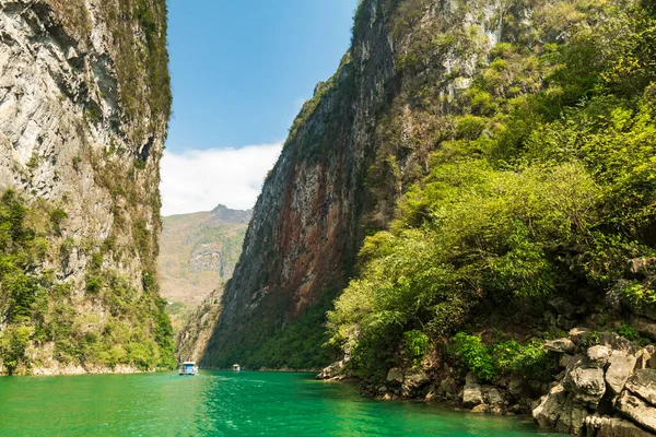 Vietnam 'da popüler bir turizm merkezi olan Ha Giang' daki dağların arasında Nho Que nehri ile birlikte Ha Giang manzarası.