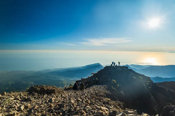 Gün doğumunda Endonezya, Lombok 'ta Rinjani Dağı zirvesi. Rinjani, Endonezya 'daki en yüksek ikinci aktif volkandır.