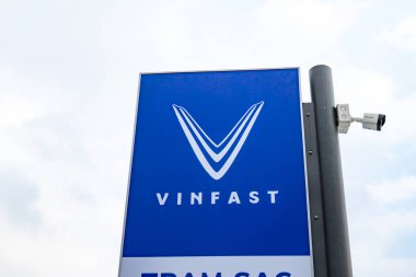Hanoi, Vietnam - 01.09.2024: Vietnam 'da Vinfast Şirketi logosu. Vinfast, Vingroup tarafından kurulan çok uluslu bir otomotiv şirketidir.