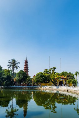 Hanoi Batı Gölü, ya da Tay Ho Gölü, Tran Quoc Pagoda manzaralı, Hanoi Vietnam 'da tarihi bir bina.