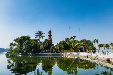 Hanoi Batı Gölü, ya da Tay Ho Gölü, Tran Quoc Pagoda manzaralı, Hanoi Vietnam 'da tarihi bir bina.