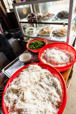 Sokak yemeklerinde Pho hazırlığı için Vietnam pirinçli şehriye