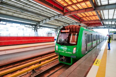 Hanoi, Vietnam - 01.15.2024: Hanoi Metro treni ve Vietnam platformu. Hanoi Metro, Hanoi, Vietnam 'da bir hızlı ulaşım sistemidir ve faaliyetlerine 2022 yılında başlamıştır..