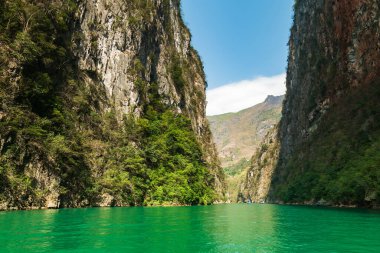 Vietnam 'da popüler bir turizm merkezi olan Ha Giang' daki dağların arasında Nho Que nehri ile birlikte Ha Giang manzarası.