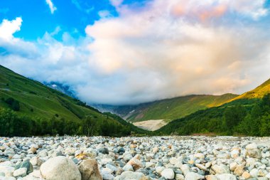 Kafkasya 'da eşsiz bulut oluşumu ve renkleriyle doğa yürüyüşü. Georgia 'nın Svaneti bölgesinde Mestia köyü yakınlarındaki macera yürüyüşü rotasında dağlar ve nehirler..