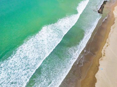 Pacitan, Endonezya 'da Pacitan hava aracı ile okyanus manzaralı. Sörf için popüler bir plaj.